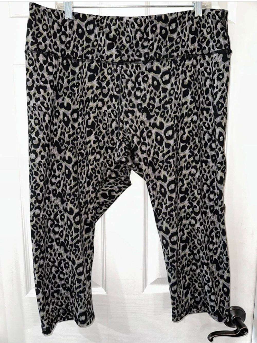 AVE Leisure Women's SZ 18/20 Activewear Cropped Leggings Animal Print Black/Gray